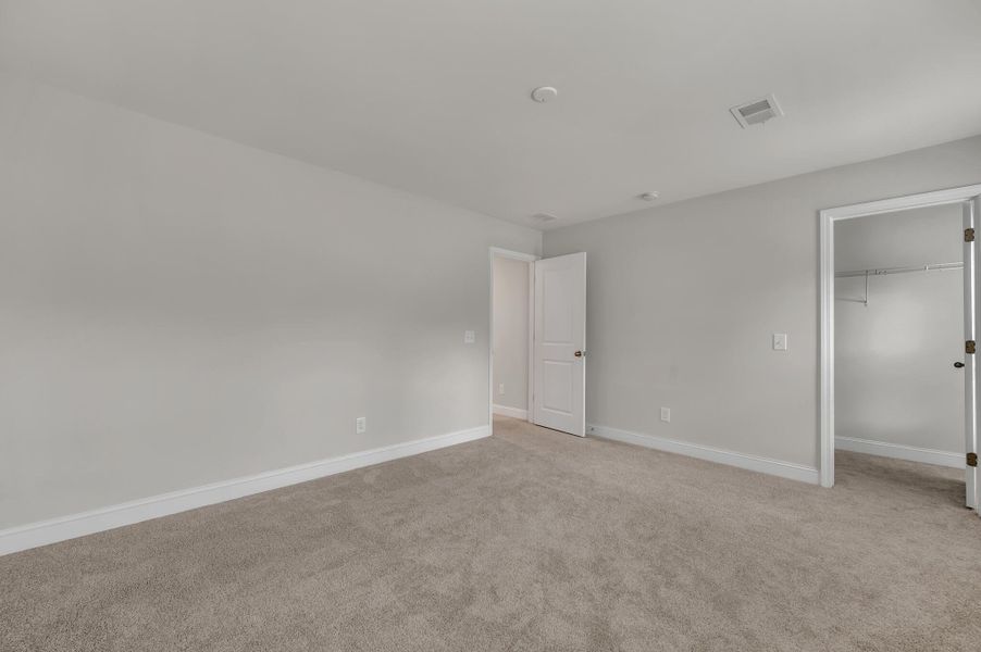 Spacious, unfurnished interior of a new home in , Summerville (Image 27).