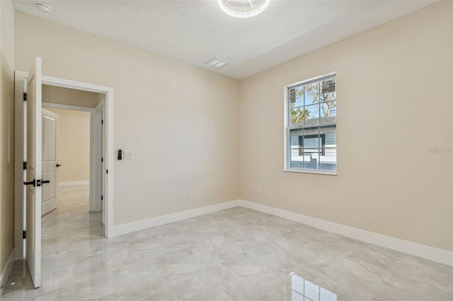Spacious, unfurnished interior of a new home in , Tampa (Image 18).
