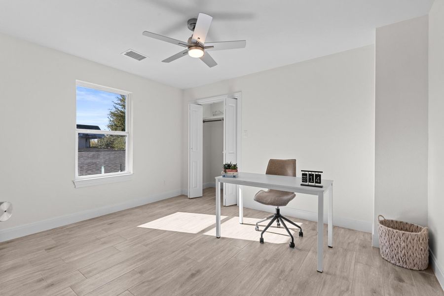 Bedroom to use as your personal office Bedroom to use as your personal office