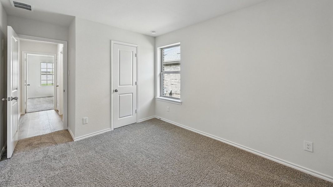 Spacious, unfurnished interior of a new home in Saddlebrook, Waxahachie (Image 11).