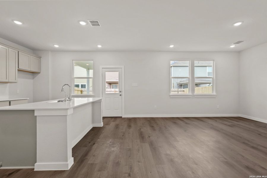 Spacious, unfurnished interior of a new home in Senna, Leon Valley (Image 20).