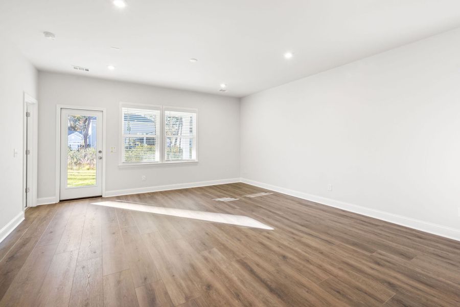 Spacious, unfurnished interior of a new home in Waterways, Richmond Hill (Image 18).