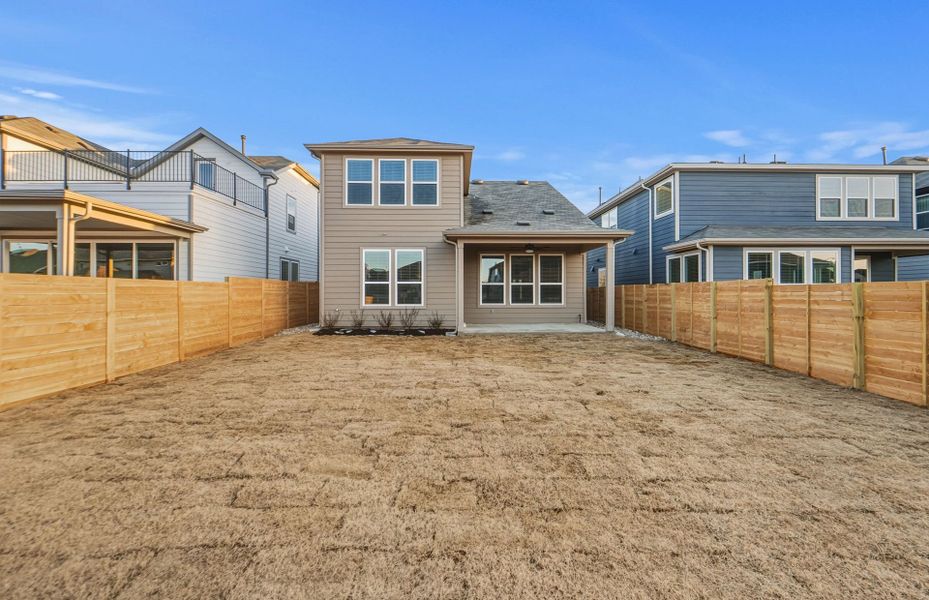 Exterior details and patio area of a home in Horizon Lake, Leander (Image 3).
