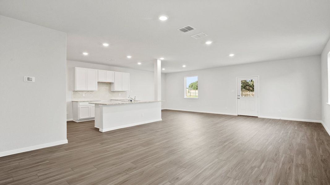 Spacious, unfurnished interior of a new home in Melissa Ranch, San Antonio (Image 11).