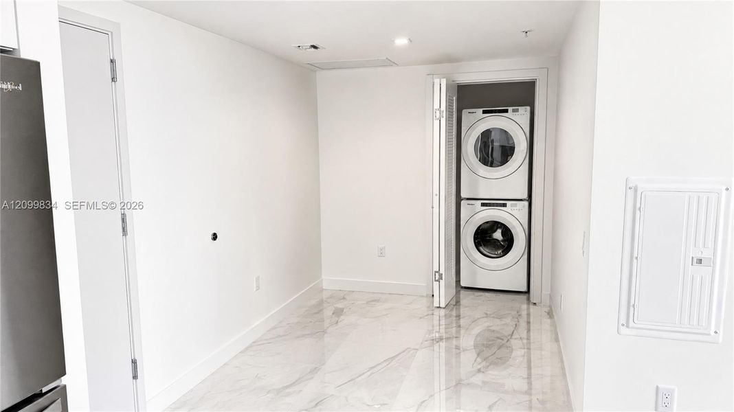 Spacious, unfurnished interior of a new home in , Hallandale Beach (Image 9).