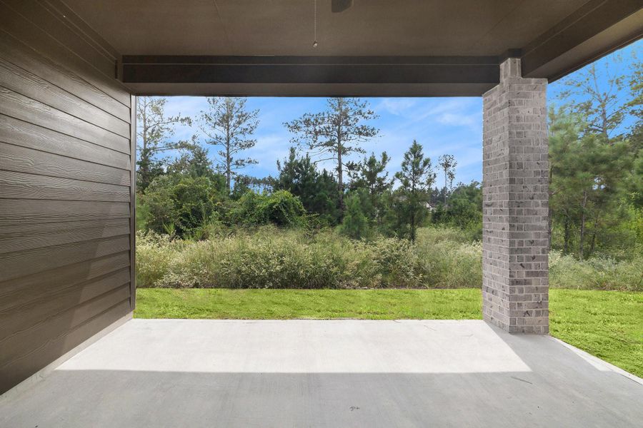 Exterior details and patio area of a home in Deer Pines, Conroe (Image 3).