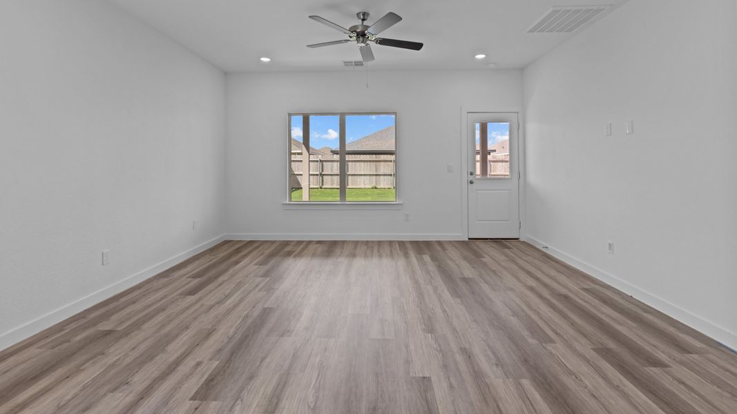 Spacious, unfurnished interior of a new home in Allen Farms, Lubbock (Image 11).