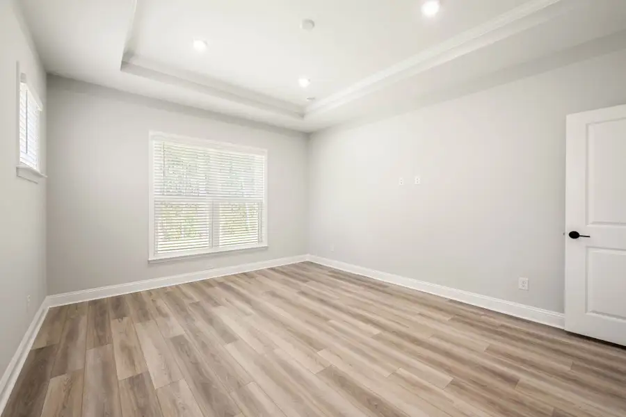 Spacious, unfurnished interior of a new home in Waterways, Richmond Hill (Image 23).