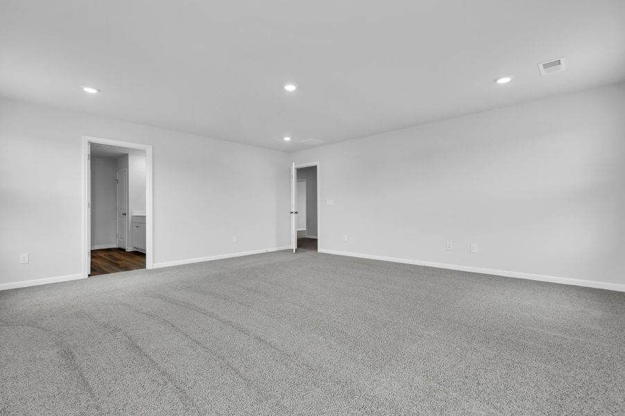 Spacious, unfurnished interior of a new home in Carolina Groves, Moncks Corner (Image 13).