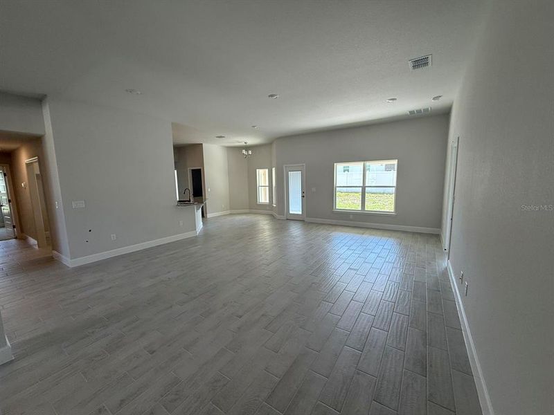 Spacious, unfurnished interior of a new home in St. James Park, Ocala (Image 11).