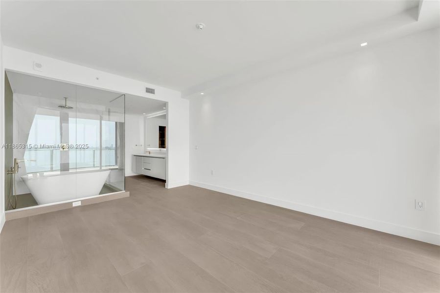 Spacious, unfurnished interior of a new home in Aria Reserve, Miami (Image 31).