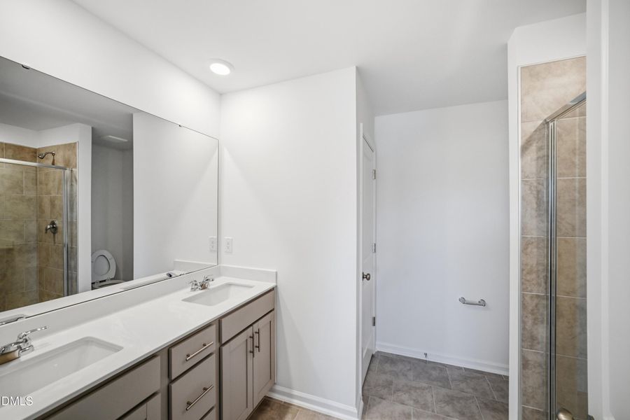 SUN_ElmGrove_Pic_Wyatt_OwnersBath_1of2 SUN_ElmGrove_Pic_Wyatt_OwnersBath_1of2