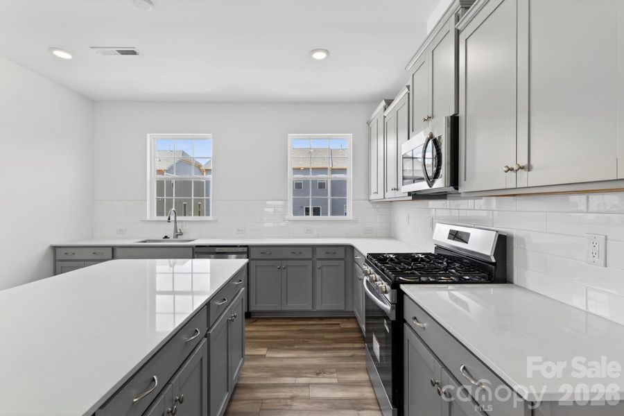Wow ! This is a chef's dream kitchen !