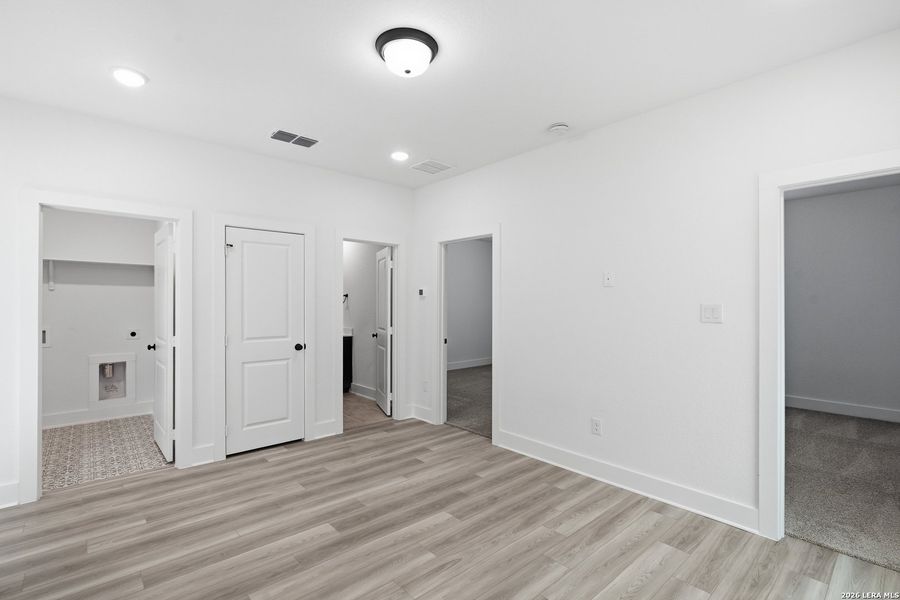 Spacious, unfurnished interior of a new home in Rose Hill, San Antonio (Image 34).