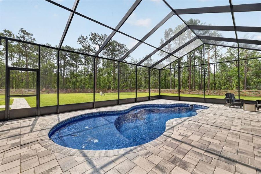 Exterior details and patio area of a home in , Dunnellon (Image 30).