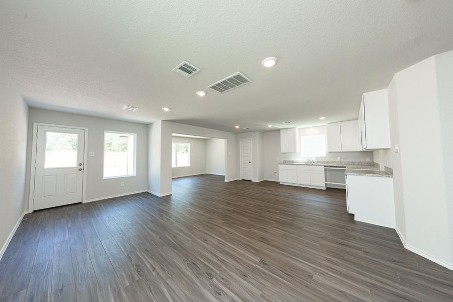 Spacious, unfurnished interior of a new home in Townsend Reserve, Splendora (Image 11).