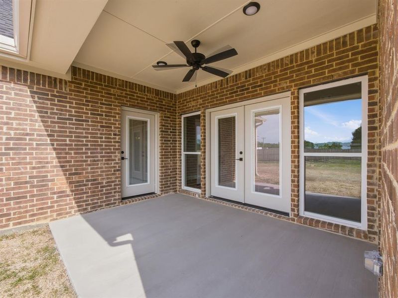 Exterior details and patio area of a home in , Grand Prairie (Image 15).