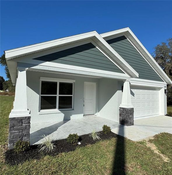 Exterior details and patio area of a home in , Dunnellon (Image 3).