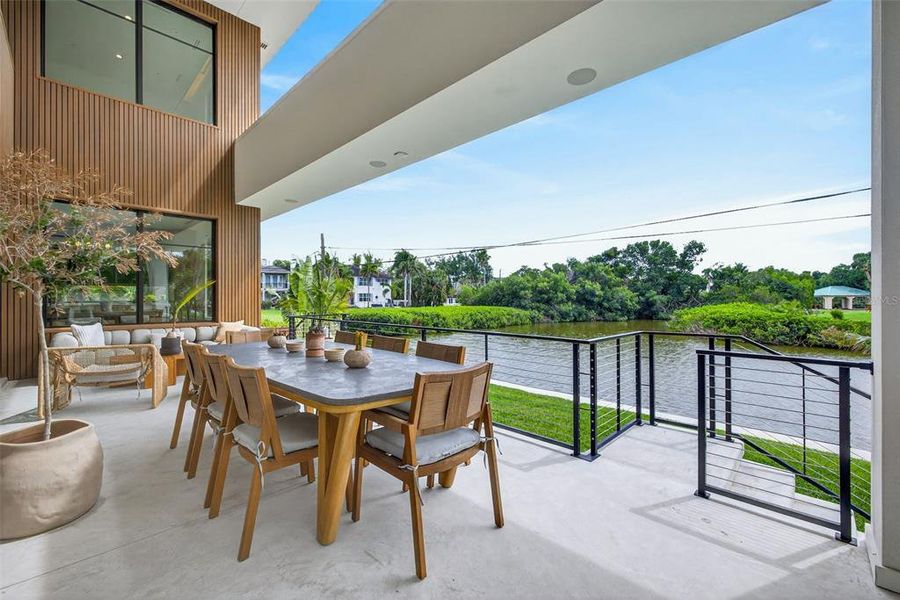 Exterior details and patio area of a home in , St. Petersburg (Image 4).