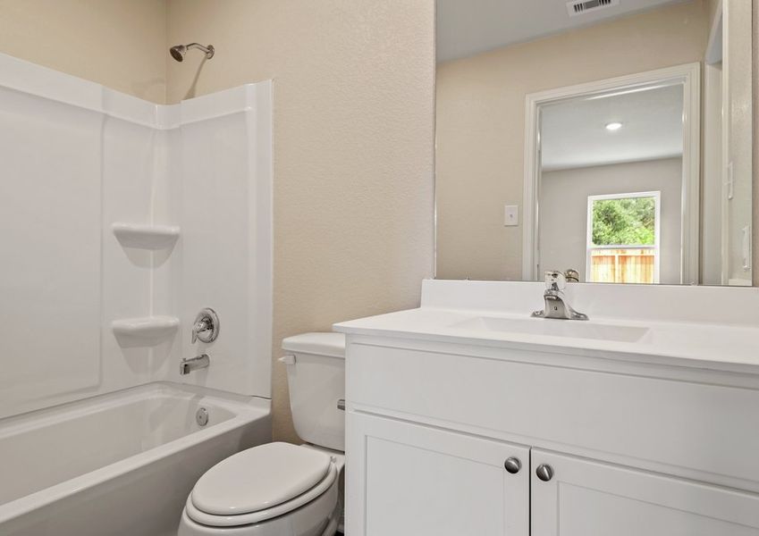 Master bathroom with a shower/tub combinaion