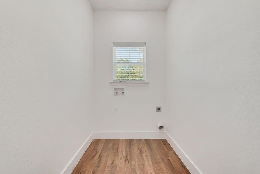 Spacious, unfurnished interior of a new home in , Bonham (Image 17).