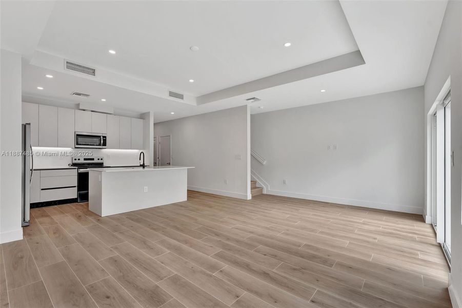 Spacious, unfurnished interior of a new home in , Coral Springs (Image 15).