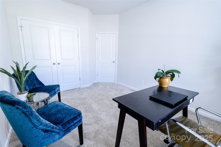 Flex area with closet /make great 4th bedroom