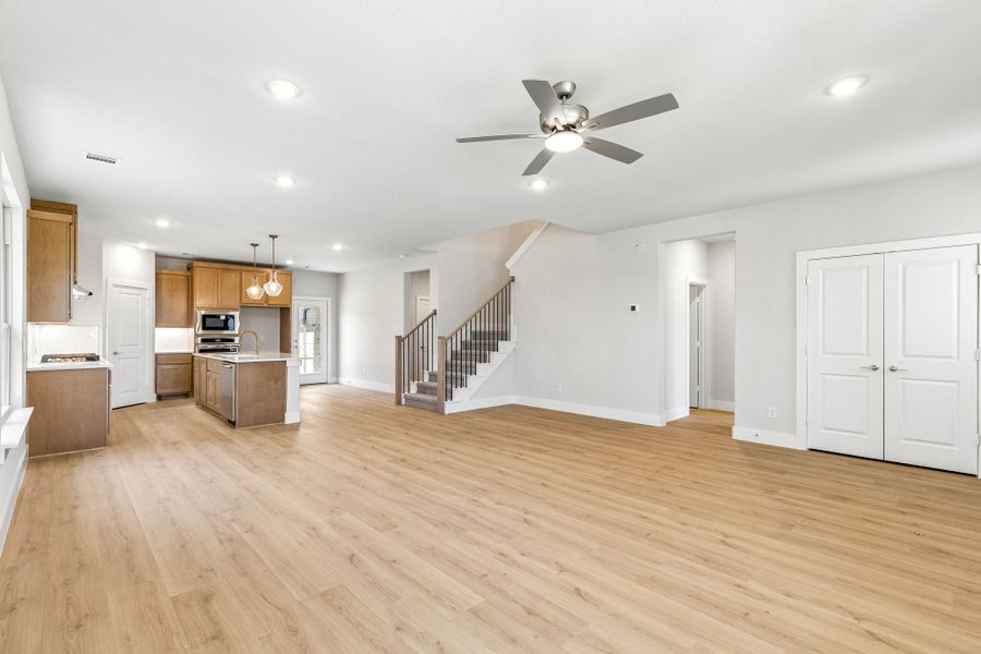Spacious, unfurnished interior of a new home in Dove Hollow, Waxahachie (Image 15).