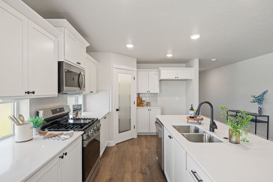 Representative furnished interior of a home built from the Aspen - IronHorse by MonteVista Homes in IronHorse, Prineville (Image 12).