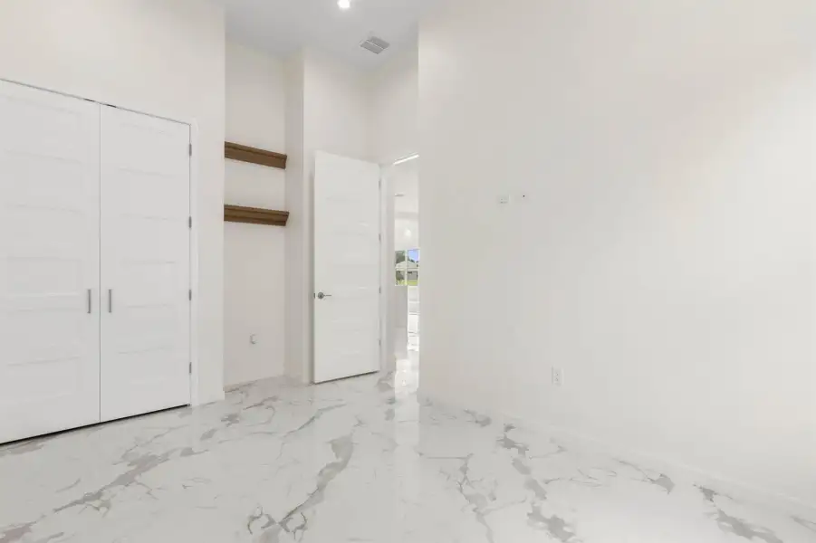 44-web-or-mls-116 Longview Way N-41