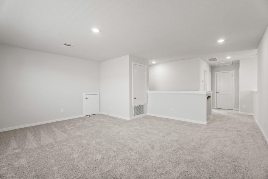 Spacious, unfurnished interior of a new home in Lago Mar, Texas City (Image 15).