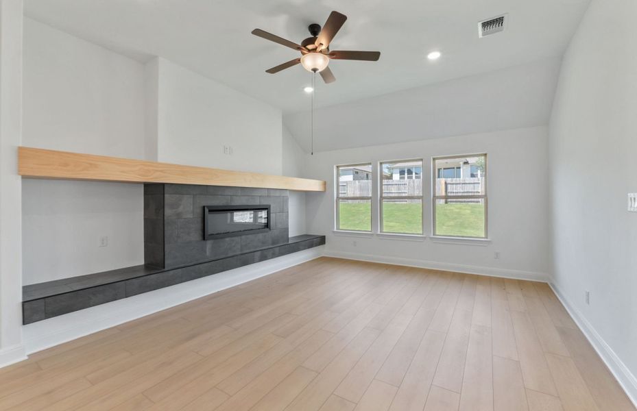 Spacious, unfurnished interior of a new home in Crescent Bluff, Georgetown (Image 29).