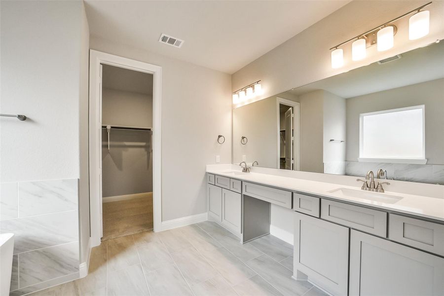 Furnished interior view inside a new home in Evergreen 60', Conroe (Image 4).