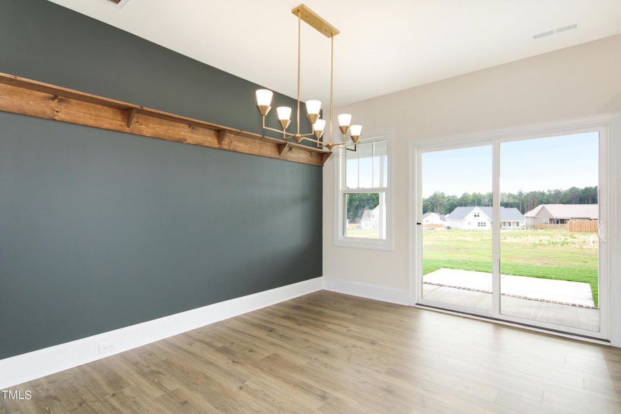 Beautiful accent wall in dining area