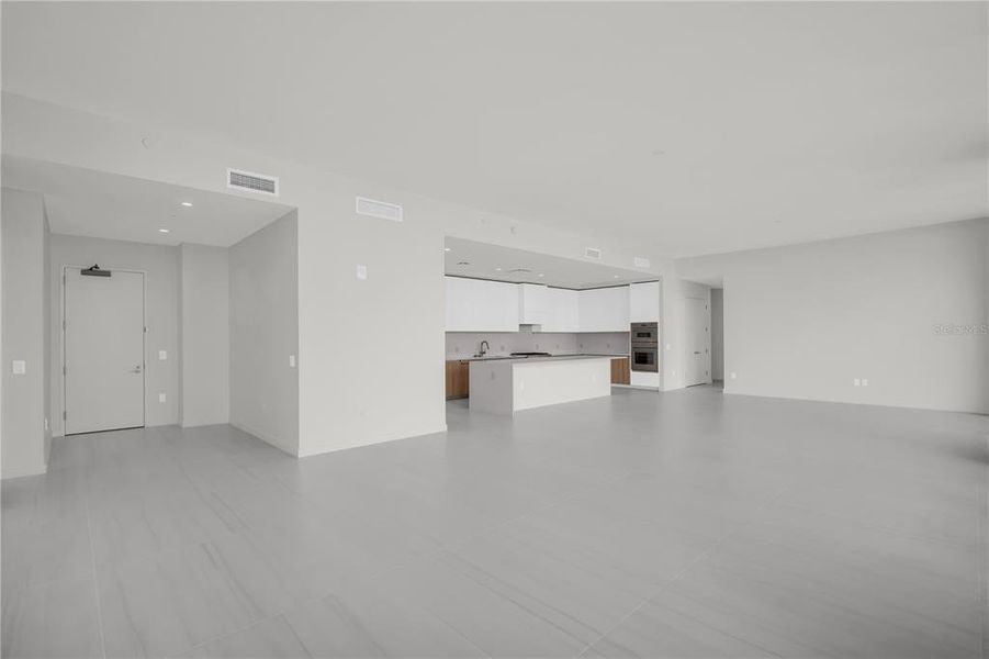 Spacious, unfurnished interior of a new home in , St. Petersburg (Image 17).