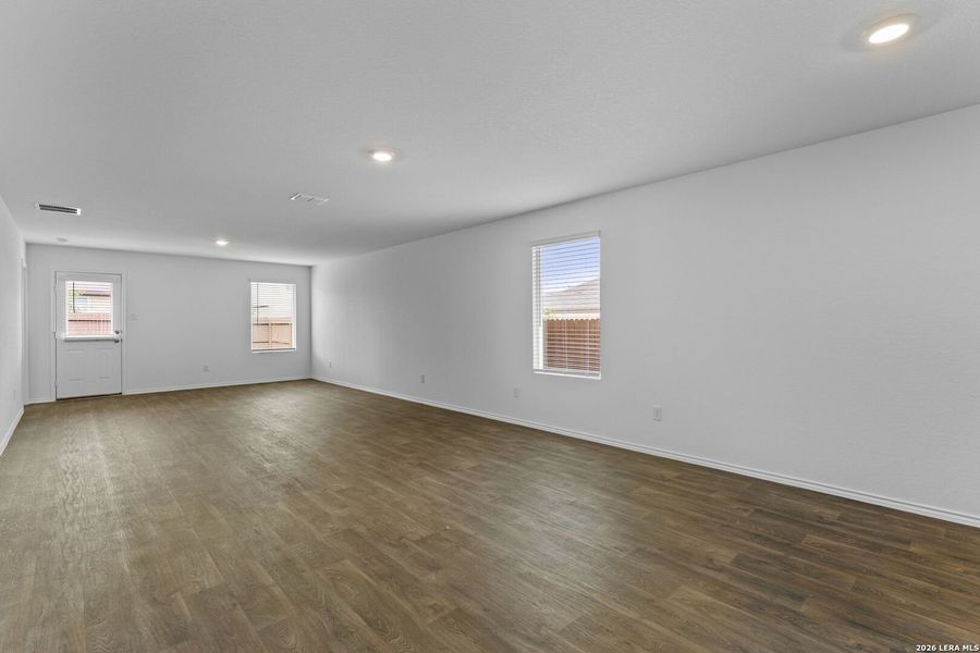 Spacious, unfurnished interior of a new home in Avenida, Converse (Image 16).