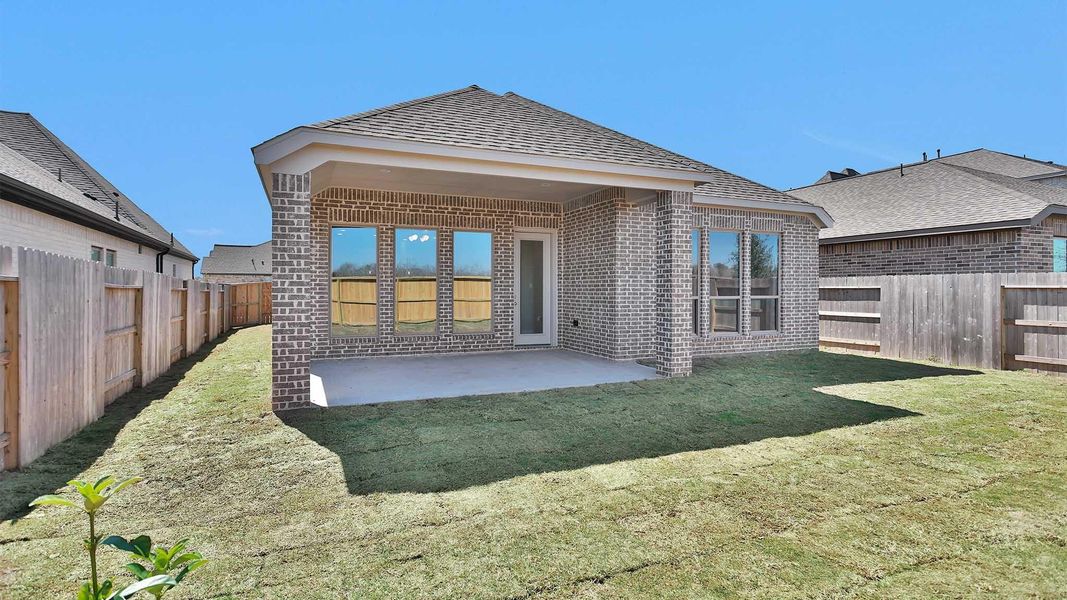 Exterior details and patio area of a home in Valencia, Manvel (Image 3).