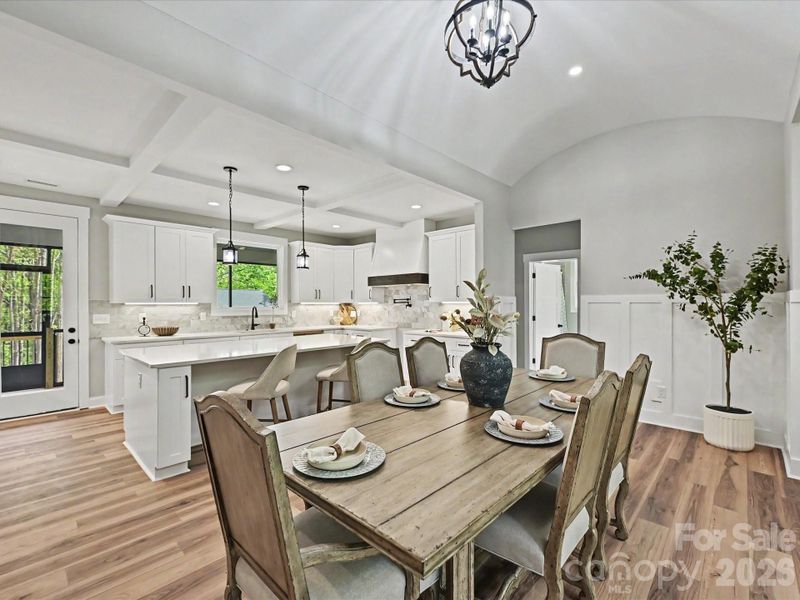 Dining Area w/ arched ceiling Dining Area w/ arched ceiling