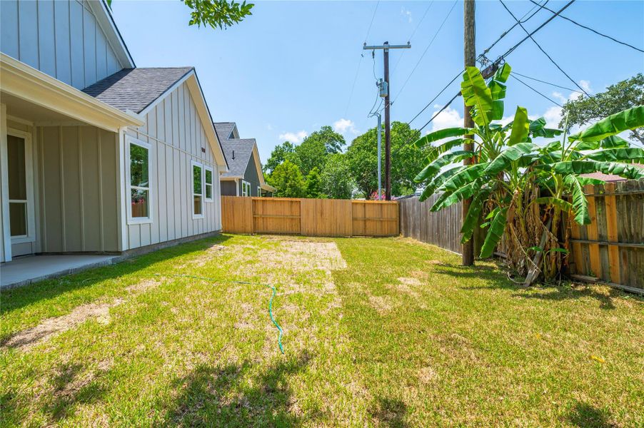 Exterior details and patio area of a home in , Texas City (Image 21).