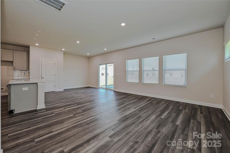 Spacious, unfurnished interior of a new home in Buffalo Ridge, Newton (Image 15).