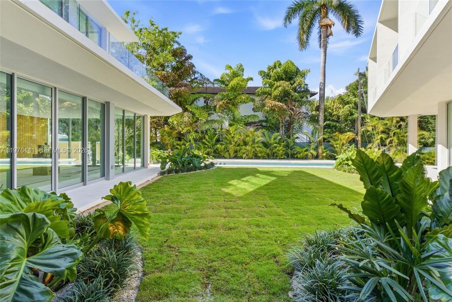 Exterior details and patio area of a home in , Miami (Image 22).