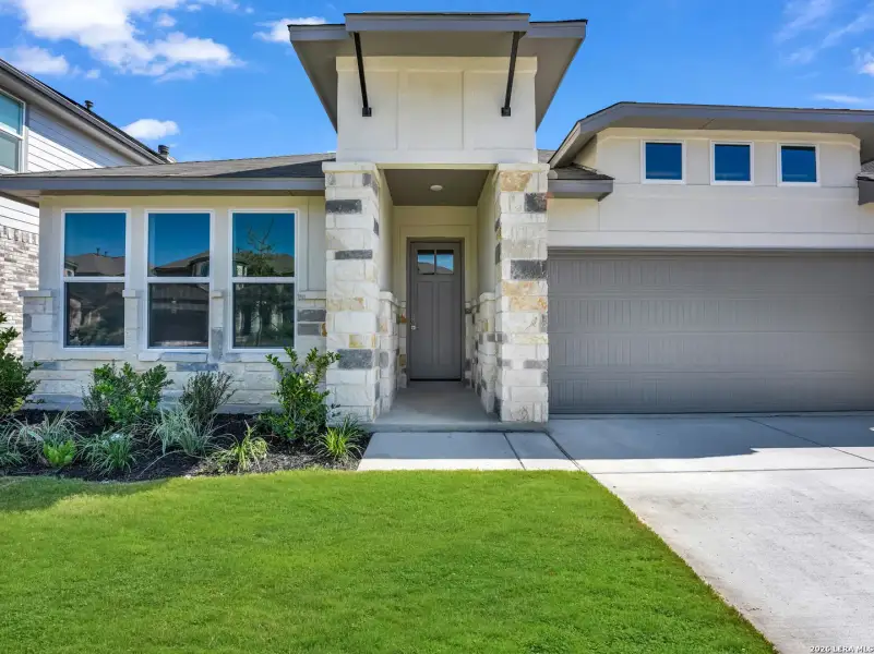 Exterior details and patio area of a home in Comanche Ridge, San Antonio (Image 20).
