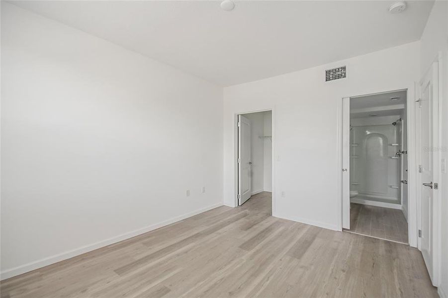 Spacious, unfurnished interior of a new home in , Orlando (Image 35).