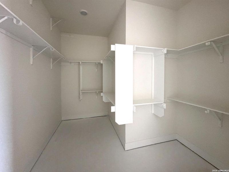 Spacious, unfurnished interior of a new home in Waldsanger, New Braunfels (Image 11).