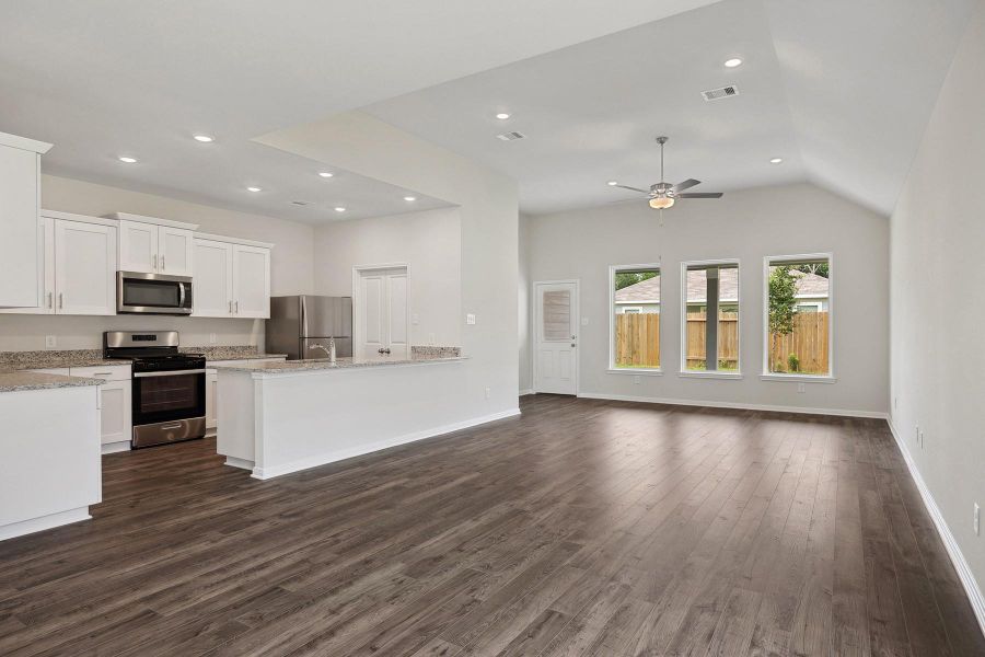Spacious, unfurnished interior of a new home in Trails at Cochran Ranch, Waller (Image 6).