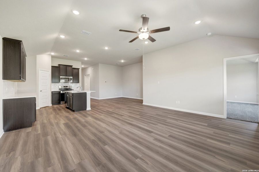 Spacious, unfurnished interior of a new home in Mesquite Ridge, San Antonio (Image 29).