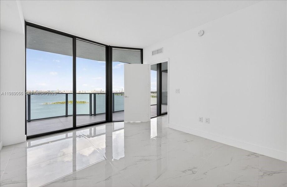 Spacious, unfurnished interior of a new home in , Miami (Image 28).