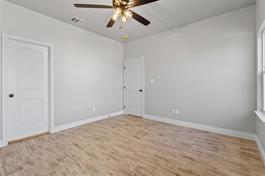 Spacious, unfurnished interior of a new home in , Granbury (Image 19).