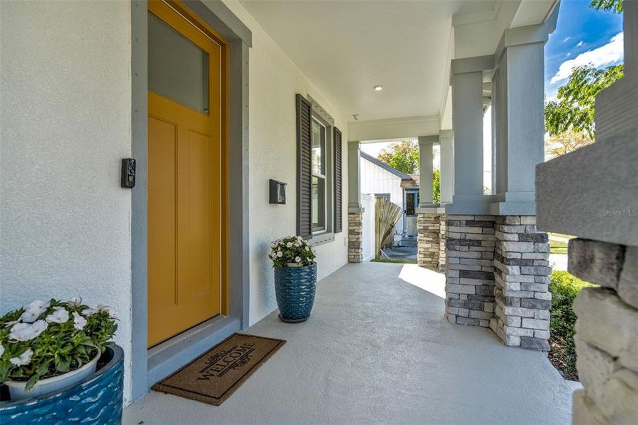 Exterior details and patio area of a home in , St. Petersburg (Image 19).