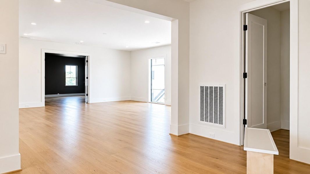 Spacious, unfurnished interior of a new home in , Houston (Image 21).